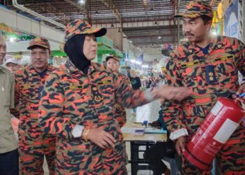 SITI ROHANI Nadir (kiri) menunjukkan alat pemadam kebakaran pada Majlis Pelancaran Kempen Keselàmatan Kebakaran Sempena Hari Raya Aidilfitri di Kompleks Komuniti A .Mart Kempas, Johor Bahru.