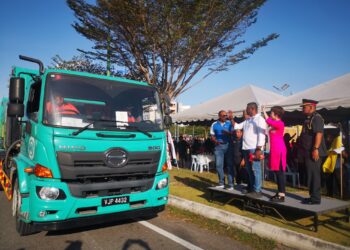 J. ARUL Kumar (tiga dari kanan) dan Nicole Tan (dua dari kanan) dan Hazahar melancarkan Operasi Gerak Gempur Pembersihan Pusat Bandar di Dataran Seremban, Seremban hari ini.-UTUSAN/NUR SHARIEZA ISMAIL.