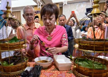 NICOLE Tan Lee Koon (tengah) dan Haziz (kiri) pada Majlis Perasmian MAH Negeri Sembilan Food Festival 2024, Previu Sambutan Promosi Jualan Ramadan serta Pelancaran Buku Warisan Tradisi Negeri Sembilan Versi Bahasa Inggeris, di Port Dickson, semalam.-UTUSAN/MOHD. SHAHJEHAN MAAMIN.