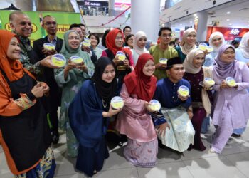 NORAINI Ahmad (tengah) bergambar pada Majlis Pelancaran Kempen Happening Raya di Mydin Seremban 2, Seremban hari ini.-UTUSAN/MOHD. SHAHJEHAN MAAMIN.