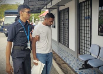 KHISHEN Kumar (kanan) dibawa ke Mahkamah Majistret Port Dickson hari ini bagi didakwa atas pertuduhan pilihan  iaitu memandu sehingga menyebabkan kematian dalam kejadian di Port Dickson dua tahun lalu.-UTUSAN/NOR AINNA HAMZAH.