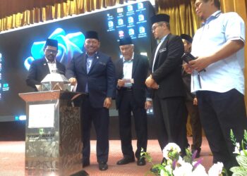 MOHD. Zafir Ibrahim (dua dari kiri) menyempurnakan Majlis Pelancaran Bulan Wakaf Negeri Sembilan 2023 di Wisma Negeri, Seremban hari ini.-UTUSAN/NUR SHARIEZA ISMAIL.