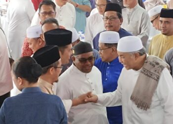 AHMAD Zahid Hamidi (kanan) bersalam dengan tetamu yang hadir ke Majlis Santunan Kasih Ramadan Kesedar di Masjid Mukim Batang Merbau, Tanah Merah, Kelantan hari ini-UTUSAN/ROSMIZAN RESDI.