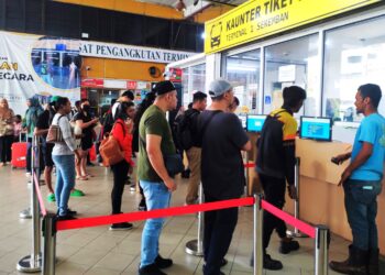 ORANG ramai membeli tiket bas menerusi kaunter tiket berpusat yang disediakan ketika tinjauan Utusan Malaysia di Pusat Pengangkutan Terminal 1, Seremban.-UTUSAN/BADRUL HAFIZAN MAT ISA