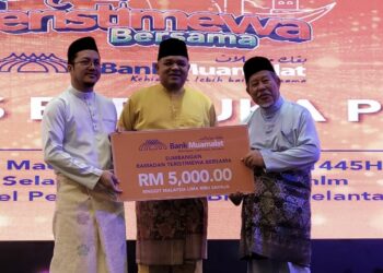 KHAIRUL Kamarudin (tengah) menyampaikan sumbangan RM5,000 kepada Rumah Harapan Yayasan Kebajikan Anak-Anak Yatim Kelantan (YAATIM) pada program Ramadan Teristimewa Bersama Bank Muamalat di Kota Bharu, Kelantan. UTUSAN/MUSTAQIM MOHAMED