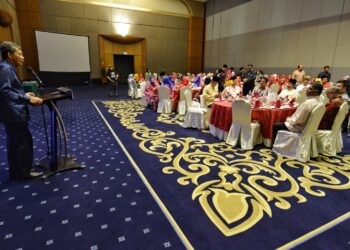 MOHAMAD Hasan ketika berucap pada Majlis Berbuka Puasa UMNO Bahagian Rembau, hari ini.-UTUSAN/MOHD. SHAHJEHAN MAAMIN.