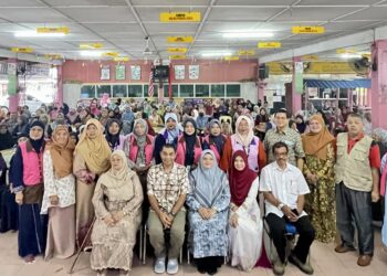 MASHITAH Ibrahim (duduk, dua kanan) bergambar bersama 300 penerima sumbangan sempena program Barokah Ramadan 3 anjuran YPPM dan Wasiyyah Shoppe di Kuala Kedah.