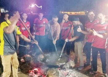 SEKUMPULAN anak muda bergotong-royong mengacau dodol dalam program Ayoh Godak Dodol 
di Kampung Permatang Palas, Benut, Pontian, Johor.