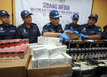 PENYELUDUPAN rokok secara haram antara kegiatan yang menyumbang kepada ekonomi gelap.