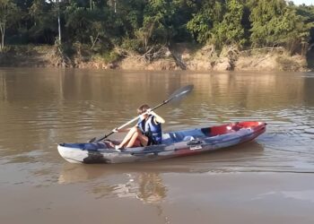 SEORANG pelancong dari  Belanda sedang mendayung kayak di muara sungai Kuala Sat berdekatan Kampung Kuala Sat di Jerantut. – UTUSAN/HARIS FADILAH AHMAD