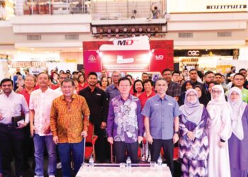 CHOW Kon Yeow (tengah) bergambar dengan tetamu yang menghadiri pelancaran program Jelajah Saya Digital (JSD) @ Pulau Pinang di Kompleks Bukit Jambul, Bayan Lepas, baru-baru ini.