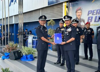 MOHD. Yusri Hassan Basri  (kanan) menyampaikan sijil penghargaan kepada Ketua Polis Daerah Tapah, Superintenden Mohd. Naim Asnawi pada Perhimpunan Bulanan Ketua Polis Perak di pekarangan IPK Perak, Ipoh hari ini. - UTUSAN