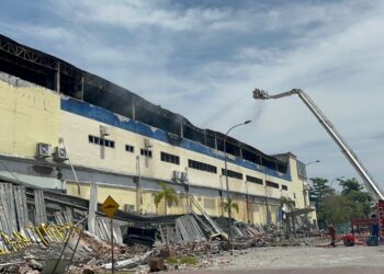 KEADAAN Pasar Raya Besar Mydin Manjoi di Ipoh yang terbakar Ahad lalu. - UTUSAN