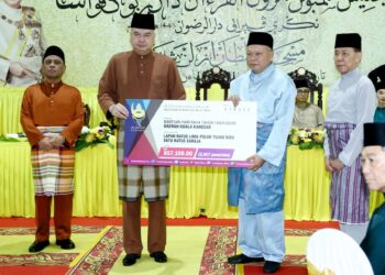 SULTAN Nazrin Muizzuddin Shah menyampaikan agihan zakat MAIPk  pada Sambutan Nuzul al-Quran peringkat negeri Perak di Masjid Sultan Azlan Shah di Ipoh - UTUSAN/MUHAMAD NAZREEN SYAH MUSTHAFA