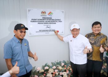 NGA Kor Ming (dua dari kanan) menandatangani plak perasmian Pusat Komuniti Sifar Sisa (KOSIS) Rumah Pangsa Jalan Hospital di Ipoh hari ini. - UTUSAN/ZULFACHRI ZULKIFLI