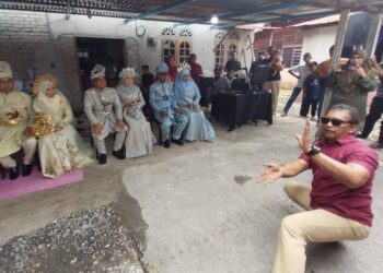 PERSANDINGAN serentak tiga beradik bersama pasangan masing-masing di Kampung Sungai Baru, Sungai Dulang di Bagan Datuk, hari ini. - UTUSAN/AIN SAFRE BIDIN