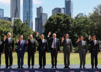 ANWAR Ibrahim (lima dari kiri) bergambar bersama ketua-ketua kerajaan negara ASEAN dan Australia selaku tuan rumah pada sesi pemukiman Sidang Kemuncak ASEAN-Australia di Melbourne semalam.