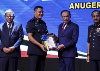 ANWAR Ibrahim menyampaikan Anugerah Juara Integriti kepada sebahagian anggota polis diiringi oleh Saifuddin Nasution (kiri), Razarudin Husain (kanan) sempena Sambutan Peringatan Hari Polis Ke-217 di Pusat Latihan Polis (Pulapol) Kuala Lumpur, semalam. – UTUSAN/AMIR KHALID