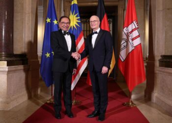 ANWAR Ibrahim bersalam dengan Datuk Bandar Hamburg, Peter Tschentscher di Hamburg City Hall, Jerman, semalam.