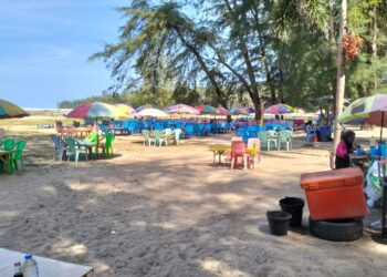 PANTAI Narathiwat menjadi pilihan rakyat Malaysia untuk makan angin selepas Hatyai. 
– UTUSAN/ROHANA ISMAIL