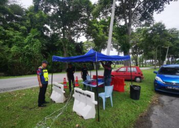 POLIS mendirikan khemah berhampiran rumah keluarga Nga Kor Ming di Ayer Tawar hari ini. - UTUSAN