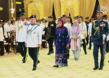 SULTAN Ibrahim Sultan Iskandar berkenan berangkat menyempurnakan Istiadat Menghadap dan Istiadat 
Pengurniaan Darjah Kebesaran, Bintang dan Pingat Wilayah Persekutuan Tahun 2024 di Istana Negara, 
semalam. Berangkat sama ialah Raja Permaisuri Agong, Raja Zarith So ah, sambil diiringi Perdana Menteri, 
Datuk Seri Anwar Ibrahim serta isteri, Datin Seri Wan Azizah Wan Ismail. – FB SULTAN IBRAHIM SULTAN ISKANDAR