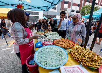 SEBANYAK 45 tan metrik lebihan makanan menerusi projek MYSaveFood Ramadan dijangka diselamatkan di bazar Ramadan seluruh negara sepanjang Ramadan ini. – GAMBAR HIASAN