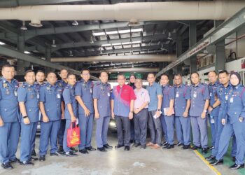 ABDUL Khair Osman (lapan dari kiri) dengan pegawai dan anggotanya bersama tenaga pengajar IKTBN Chembong di Rembau, baru-baru ini. 
– UTUSAN/NOR AINNA HAMZAH