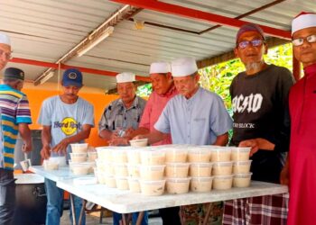 AHLI-AHLI kariah masjid meletakkan bubur lambuk di dalam bekas sebelum diagihkan kepada orang ramai 
di Masjid Jamek Tapah Road, Tapah.