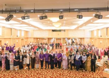 SHAHRIZAT Abdul Jalil bersama para peserta simposium sempena sambutan Hari Wanita, baru-baru ini.