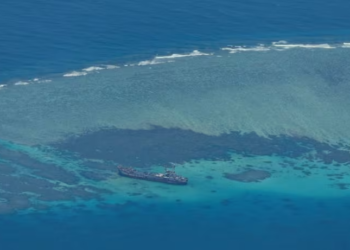 PEMANDANGAN dari udara menunjukkan BRP Sierra Madre di Thomas Shoal Kedua yang menjadi rebutan yang dikenali sebagai Ayungin, di Laut China Selatan, 9 Mac lalu. -REUTERS