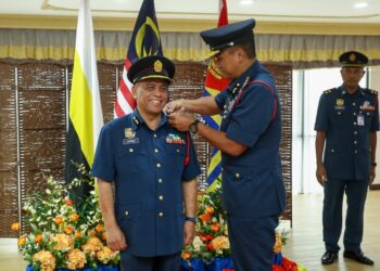 KETUA Pengarah JBPM,  Datuk Nor Hisham Mohammad memakaikan pangkat Timbalan Kanan Pesuruhjaya Bomba (Kehormat) kepada Saarani Mohamad pada program di Bangunan Perak Darul Ridzuan, Ipoh hari ini. - UTUSAN/MUHAMAD NAZREEN SYAH MUSTHAFA