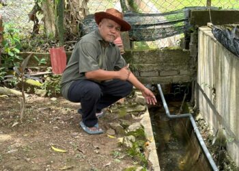 ROZALI Abdul Rani menunjukkan projek ternakan ikan dalam longkang yang diusahakan di Pusat Latihan Guru Dalam Perkhidmatan Zon Timur Seri Tualang di Temerloh, Pahang. – UTUSAN/SALEHUDIN MAT RASAD