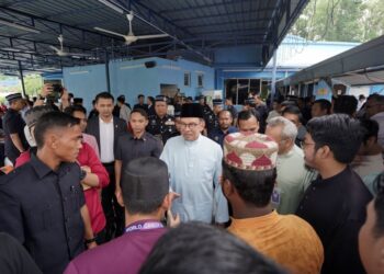 ANWAR Ibrahim bersalaman dengan orang ramai selepas hadir menunaikan solat Jumaat di Surau Amaniah, Ibu Pejabat Polis Daerah (IPD) Putrajaya, semalam. - UTUSAN/FAISOL MUSTAFA