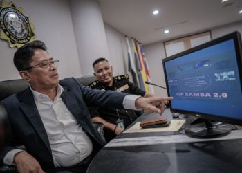 AZAM Baki menunjukkan gambar kenderaan mewah yang disita dalam sidang akhbar Media Op Samba 2.0 di Ibu Pejabat SPRM, di Putrajaya, dekat sini semalam. - UTUSAN/FAIZ ALIF ZUBIR