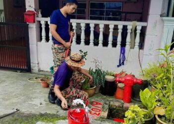 ANGGOTA bomba menyelenggara salah satu pili bomba yang terdapat di sebuah kawasan perumahan di Tampin, Negeri Sembilan.