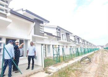 J. ARUL Kumar (kanan) mendengar penerangan mengenai status projek pembinaan PR1MA Residensi Bandar Ekar (Rantau) ketika mengadakan lawatan ke tapak projek tersebut hari ini.