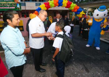 MOHD. Zamri Abdul Aziz (dua dari kiri) semasa melakukan tinjauan  sempena hari pertama persekolahan di Sekolah Kebangsaan (SK) Ismail Petra, Kota Bharu, Kelantan hari ini-UTUSAN/KAMARUL BISMI KAMARUZAMAN