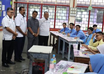 ABDUL Said Hussain (dua dari kiri) ketika meninjau suasana hari pertama persekolahan sesi 2024/2025 Kumpulan B di Sekolah Menengah Kebangsaan (SMK) Datuk Haji Ahmad Badawi, Kepala Batas, Pulau Pinang.-UTUSAN/IQBAL HAMDAN