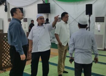 HILMI Abdullah (dua kiri) melawat tapak Madinah Ramadan di Stadium Sultan Muhammad IV, di Kota Bharu, Kelantan hari ini-UTUSAN/ROSALWANI CHE SOH.