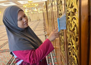 PETUGAS melakukan kerja pembersihan di Masjid Razaleigh, Bandar Lama, Gua Musang, Kelantan, hari ini-UTUSAN/AIMUNI TUAN LAH.