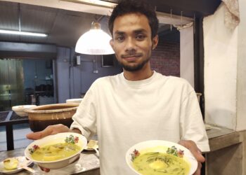 HAFIZUDDIN Bujang menunjukkan lauk masak lemak cili api dan kuih-muih yang ditawarkan bagi bufet berbuka puasa di kedai makan, Lomak Salai, Tampin.-UTUSAN/NOR AINNA HAMZAH.