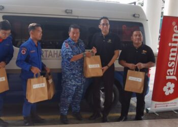 ROHAIZAT Mamat (tiga kiri) menerima sumbangan dari pihak Perdana Kota Bharu di Kota Bharu, Kelantan semalam-UTUSAN/ROSALWANI CHE SOH.