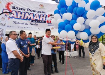 ALLEX Seah Shoo Chin (dua dari kanan) memotong reben sebagai gimik Majlis Pelancaran BRR Madani Melaka 2024 di Jasin Bestari, Jasin, Melaka. - UTUSAN/MUHAMMAD SHAHIZAM TAZALI