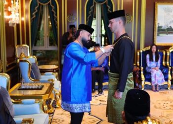 Tunku Mahkota Ismail memakaikan Pangkat Pertama Dato' Sri Paduka Mahkota Johor kepada Datuk Dennis Muhammad di Istana Bukit Serene, Johor Bahru.