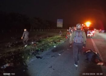 KEADAAN motosikal berkuasa tinggi warga Singapura selepas dirempuh lori dalam kejadian di Kilometer 111.4 Lebuh Raya Utara Selatan arah utara berhampiran Hentian Sebelah Yong Peng pagi tadi.