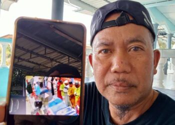 MUSA Atan menunjukkan rakaman video litar tertutup ketika Mohd. Razif Hussin mengimamkan solat subuh pada pagi Jumaat sebelum rebah Masjid Jamek Kampung Sermin, Segamat, semalam.