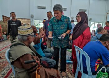 MOHAMAD Hasan menyampaikan sumbangan pada Majlis Penyampaian Bakul Makanan Sempena Ramadan di Masjid Kariah Kampung Siliau, Rantau, Seremban hari ini.