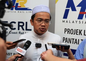 DARWIS Abdul Razak semasa sidang media selepas Majlis Berbuka Puasa Bersama ECRL di Kota Bharu, Kelantan malam tadi-UTUSAN/KAMARUL BISMI KAMARUZAMAN.