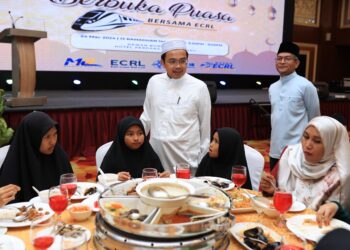 DARWIS Abdul Razak menyantuni anak-anak yatim pada majlis Berbuka Puasa Bersama ECRL di Kota Bharu, Kelantan malam tadi-UTUSAN/KAMARUL BISMI KAMARUZAMAN.